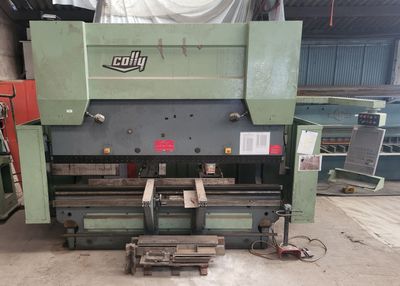 une image d'une machine dans une usine