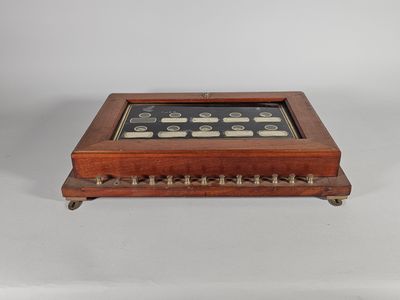 Tableau d'appel des domestiques en bois et verre églomisé pour dix piè - Photo 1