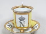une tasse et une soucoupe ornées d'un liseré doré et d'une couronne