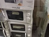 une pile de fours à micro-ondes exposés dans un magasin
