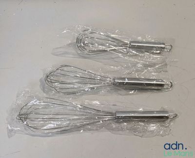 quatre fouets sont emballés dans du plastique et prêts à l'emploi