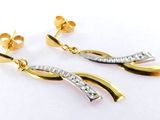 une paire de boucles d'oreilles en or et en argent, serties de diamants