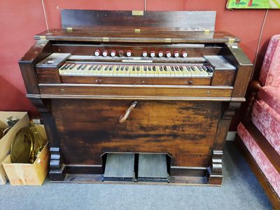 un piano qui se trouve dans une pièce où il y a un canapé