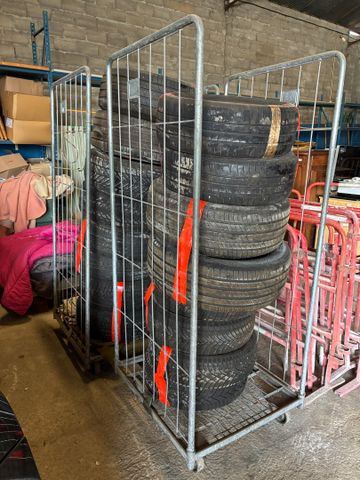 Lot de 8 paires de pneus usagés. Dimensions sur photo