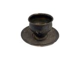 une tasse et une soucoupe sur une soucoupe sur une surface blanche