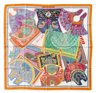 une écharpe orange et bleue ornée d'éléphants et de fleurs
