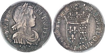 Gros plan sur une pièce de monnaie ornée d'une couronne