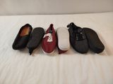 Plusieurs paires de chaussures sont alignées sur un lit