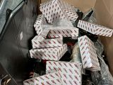 une boîte remplie de papier toilette et d'autres articles