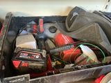 une boîte contenant des outils posée sur le sol