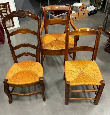 trois chaises en bois assises l'une à côté de l'autre dans une pièce