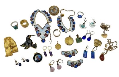 many different pieces of jewelry on a white surface