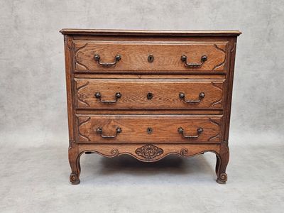 une vieille commode en bois sur fond blanc