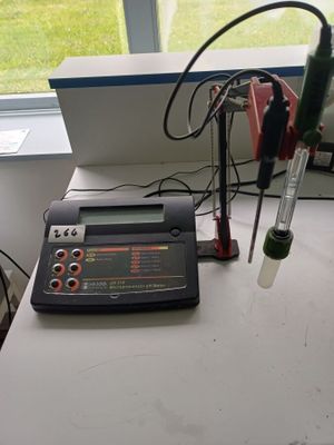 un petit appareil électronique posé sur une table près d'une fenêtre