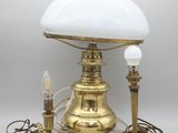 une lampe de table ancienne en laiton, dotée d'un abat-jour en verre blanc et de deux bougies