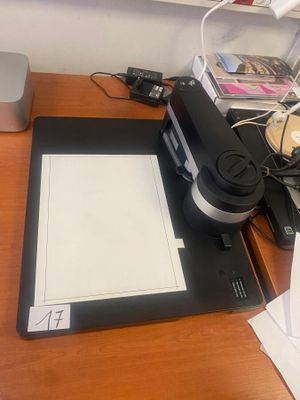 une tablette posée sur un bureau à côté d'une imprimante