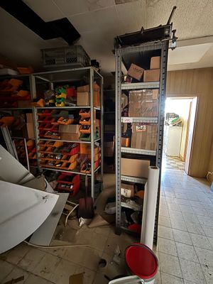 une image d'une pièce dans laquelle se trouvent de nombreux objets