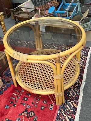 une table avec un plateau en verre posée sur un tapis