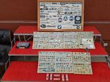une table recouverte d'autocollants, placée devant un mur
