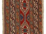 un tapis rouge et bleu à motifs