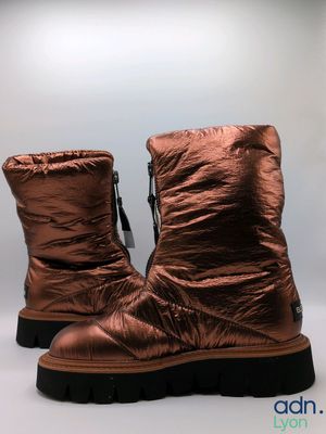 women ' s metallic boots with zippers and rubber soles