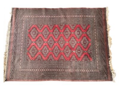 un tapis orné d'un motif rouge et marron