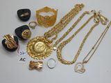 quelques bijoux dorés et noirs, notamment des bagues, des bracelets, des bagues et des bagues