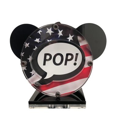 des oreilles de Mickey Mouse avec le mot « pop » dans une bulle au-dessus d'un drapeau américain