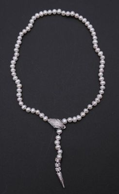 Collier de perles. Fermoir figurant une tête de serpent régl… - Photo 1