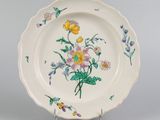 une image représentant une assiette sur laquelle sont peintes des fleurs