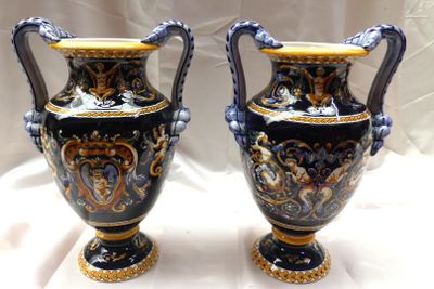 deux vases posés sur une table