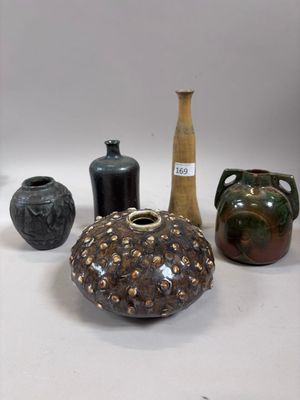 de nombreux types de vases différents posés sur une table