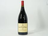 une bouteille de vin posée sur une table
