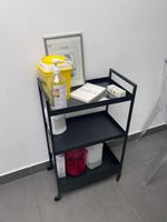 - 1 petite desserte mobile en métal noir