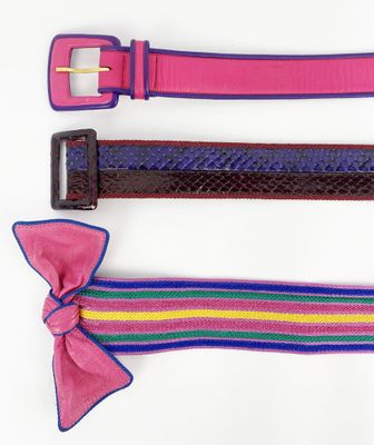 trois ceintures de couleurs différentes ornées d'un nœud rose sur fond blanc