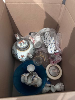 une boîte remplie de théières et d'autres objets