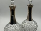 trois carafes en verre avec un couvercle et un socle en argent
