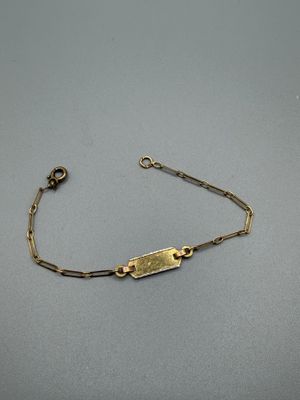 Gros plan sur un bracelet en or portant une étiquette