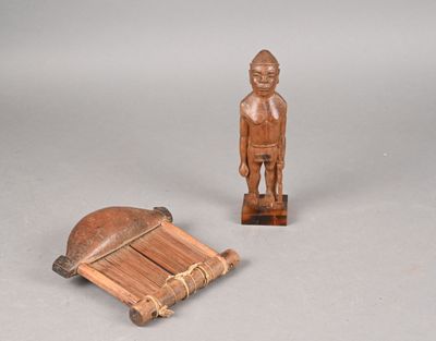 des figurines en bois représentant un homme et une charrette en bois, posées sur une surface grise
