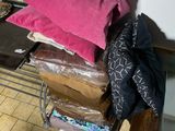 une pile de bagages posée sur un banc en bois