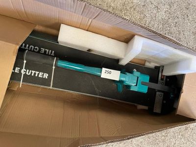 une boîte contenant un coupe-tube bleu et blanc