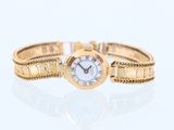 gros plan d'une montre-bracelet sur une surface blanche