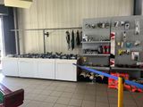 une photo d'une pièce avec tout un tas d'objets accrochés au mur