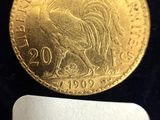 gros plan d'une pièce d'or sur une surface noire