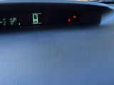 un tableau de bord de voiture équipé d'une horloge numérique