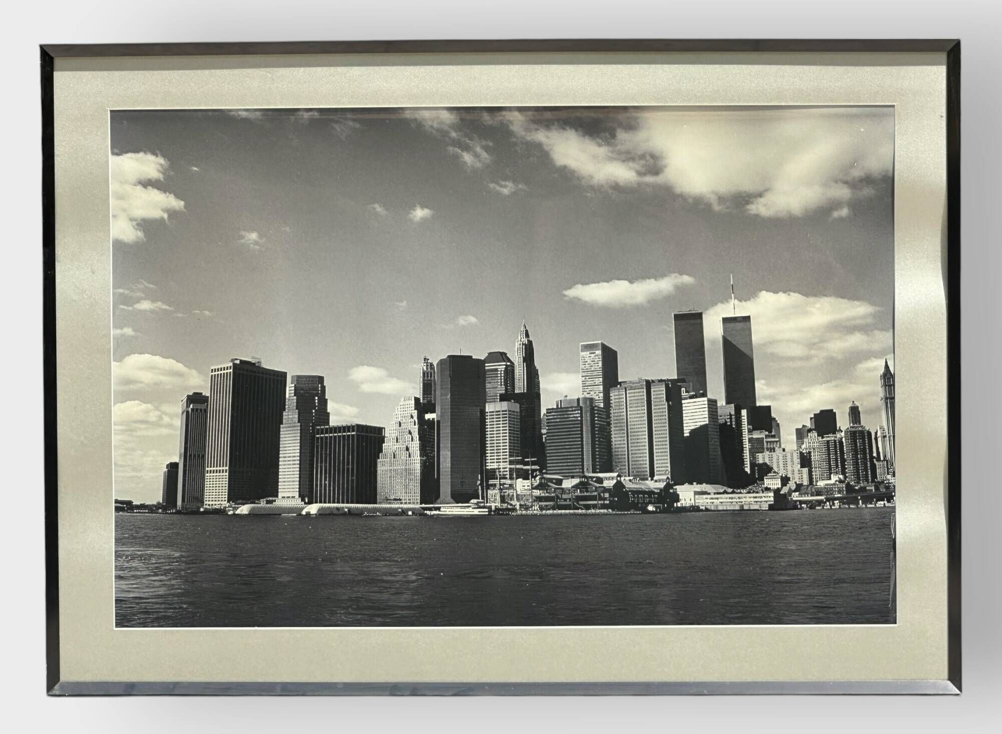 Manhattan avec les Twin towers - NYC Photographie en noir et blanc. Signé en bas à droite, situé en bas à gauche 58 x...