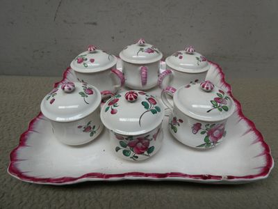 un plateau sur lequel se trouve un autre plateau avec tout un tas de tasses et de soucoupes