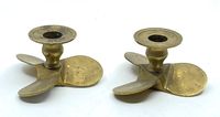 Paire de bougeoirs en bronze à décor d'hélice de bateau.