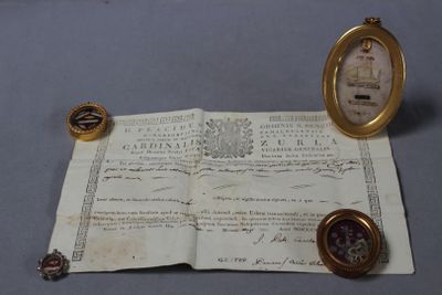 un vieux document sur lequel figurent la photo d'un homme et une boussole
