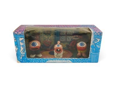 deux figurines contenues dans la boîte d'un coffret de jouets
